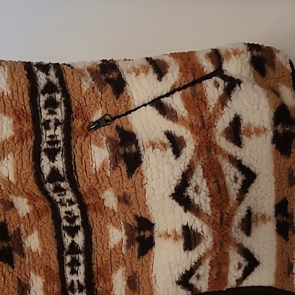NWT Marissa Olivia tan, brown & cream colored aztec design fleece vest Sz XL - Picture 3 of 5